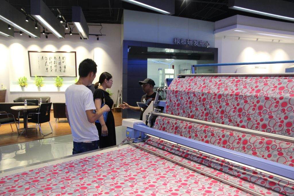 Hk customer visit our xido machine show room and buy our table.
