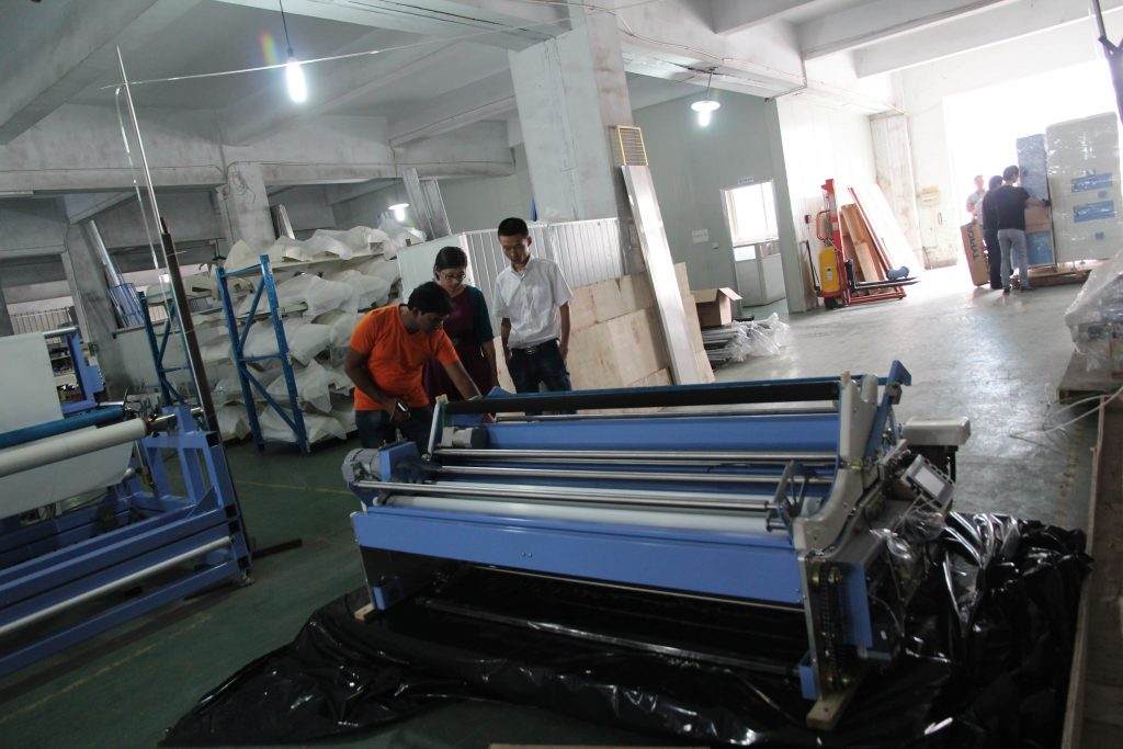 sri lanka custoemr is learning fabric spreader